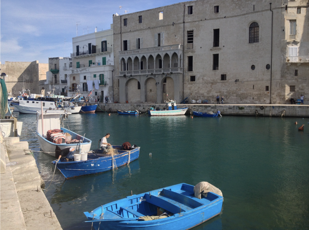 Puglia látnivalók - Monopoli vára a tengerparton 