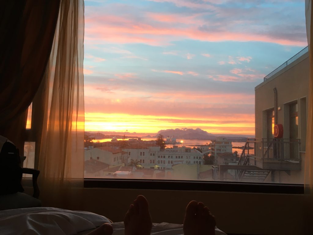 Napkelte az ágyból nézve a Hotel Panorama Olbia egyik szobjájból 
