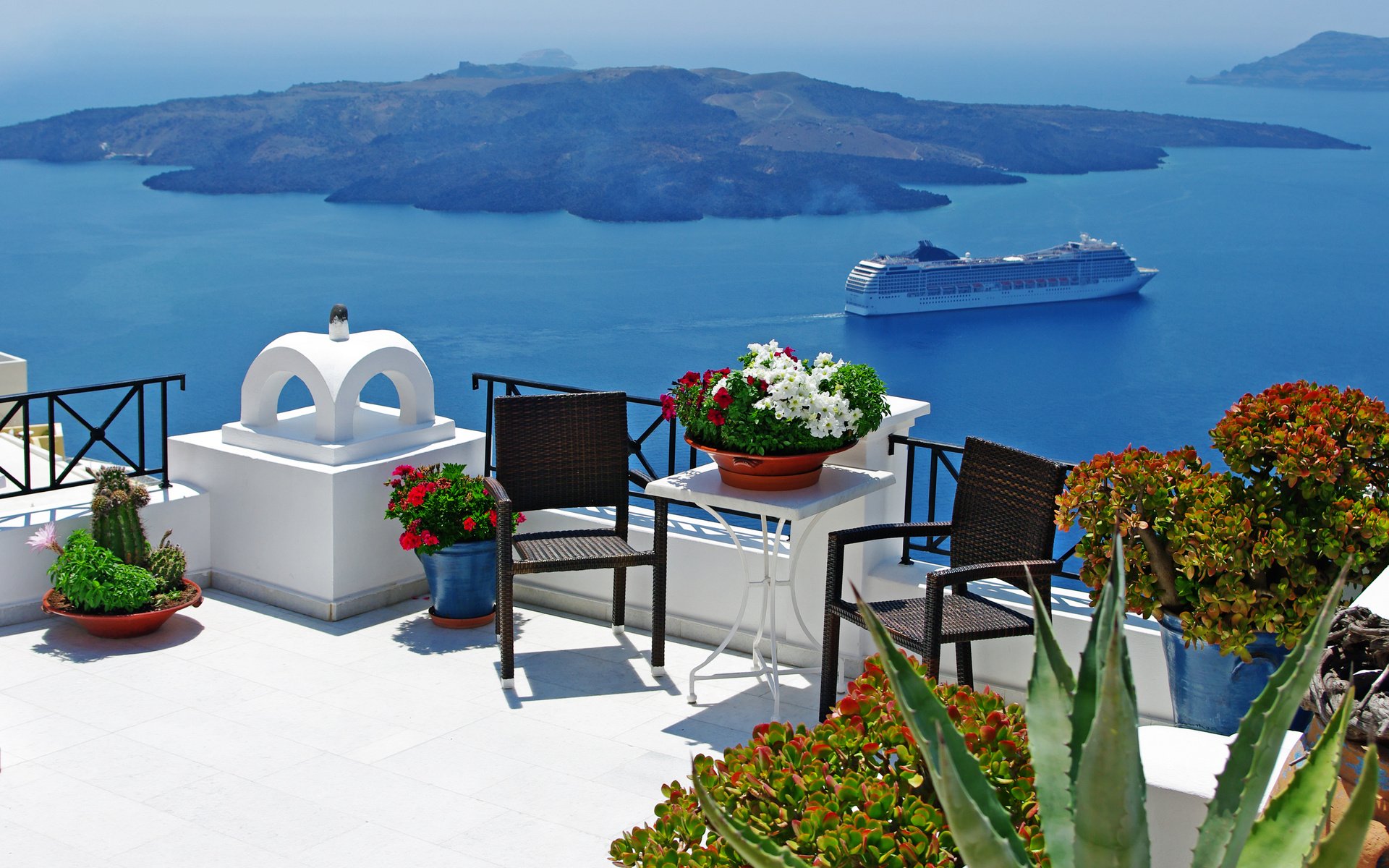Santorini kék tenger, fehér házak és gyönyörű virágok. Egyszer látni kell!