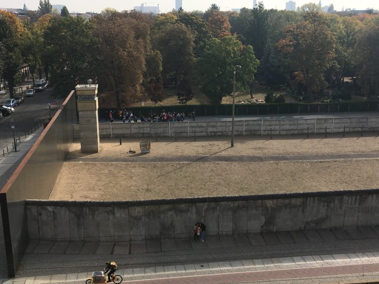 Berlini fal emlékmű