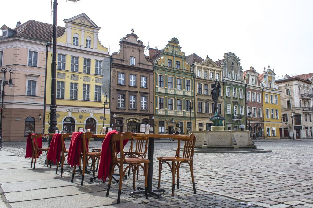 Poznan látnivalói: kiülős kis éttermek a főtéren