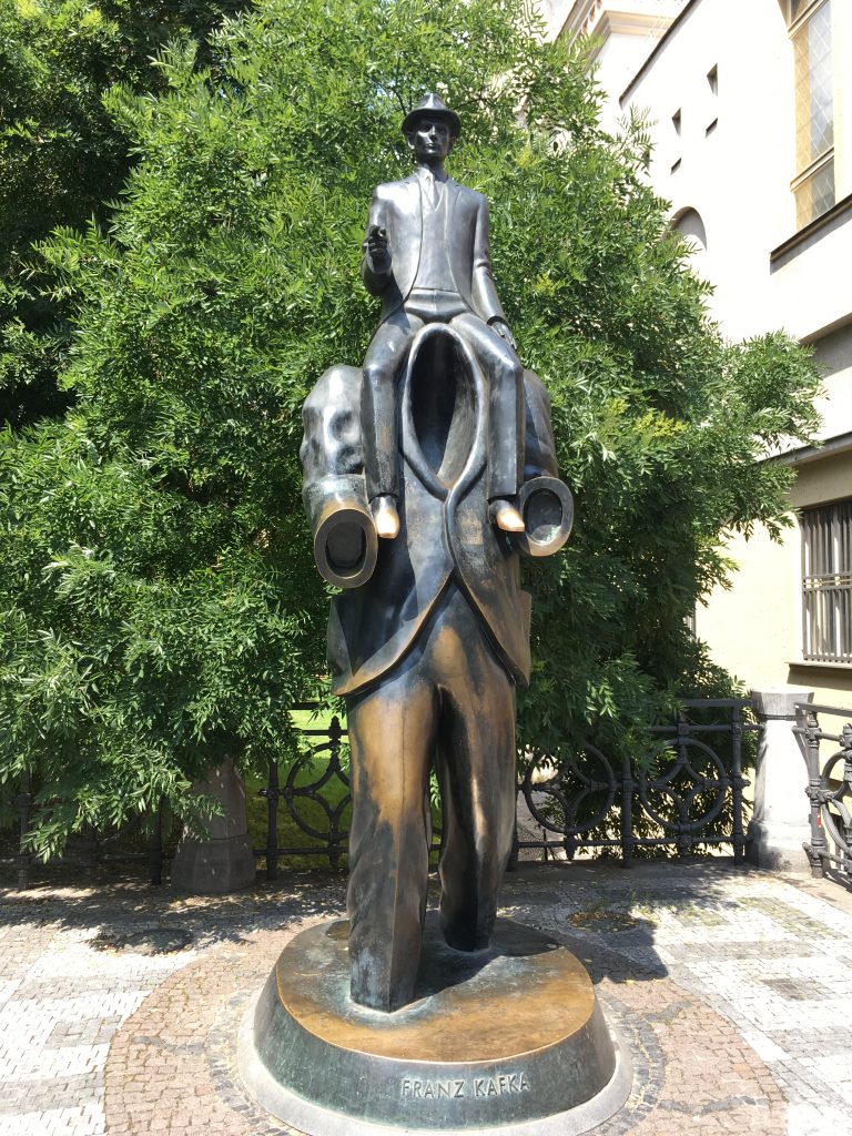 Prágai élméynbeszámoló - Kafka szobor
