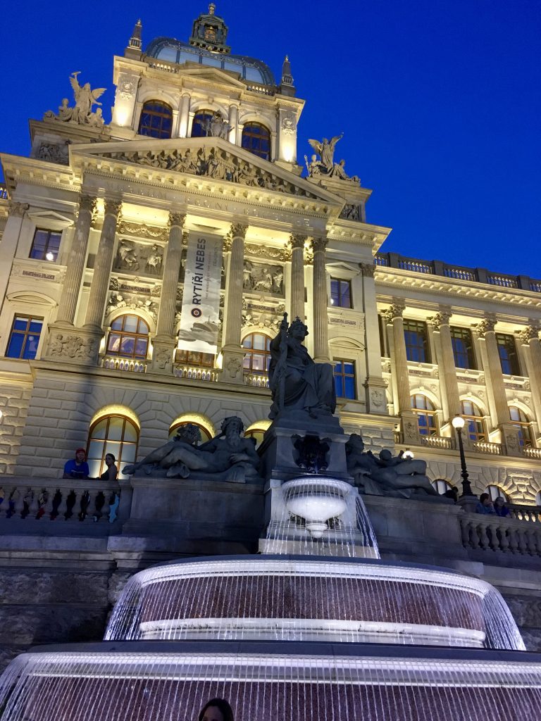 Prágai élméynbeszámoló - Este a múzeum előtt