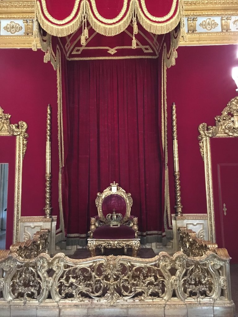 A királyi palota Genovában: trón koronával