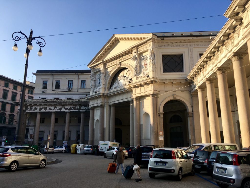 Genova kikötője felé, a Piazza Principe állomás főbejárata