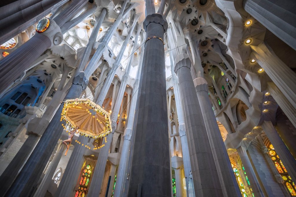 Sagrada Familia Barcelonában a hatalmas oszlopaival. 