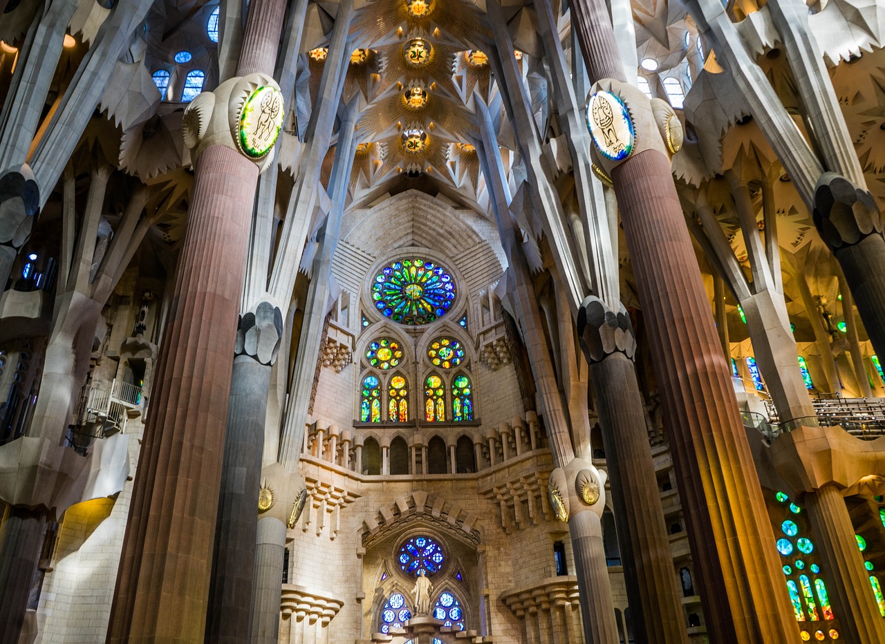 barcelona-latnivaloi sagrada familia templom belülről is gyönyörű