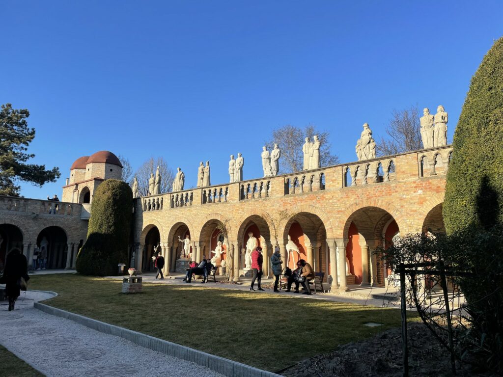 Bory-vár belső udvara