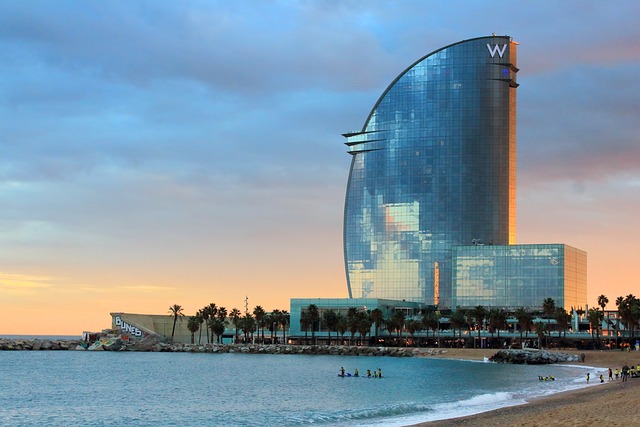 Barcelona tengerpartján magasodó híres szálloda - Barcelona látnivalói