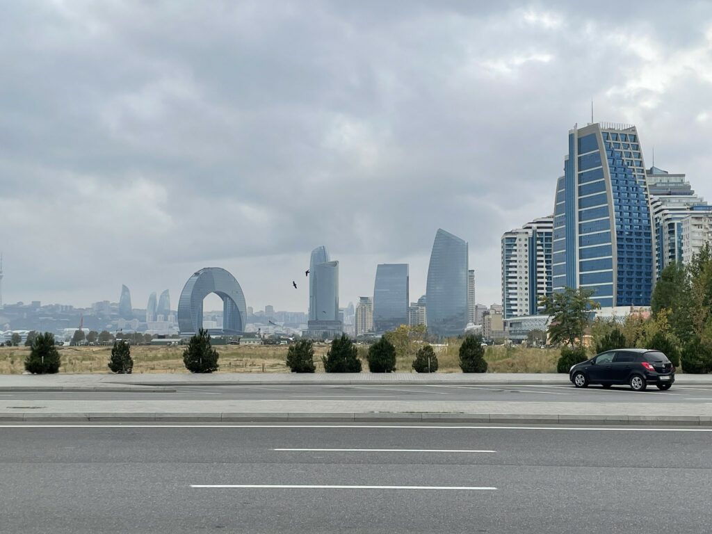Sárvulkánok napja, Baku felhőkarcolói