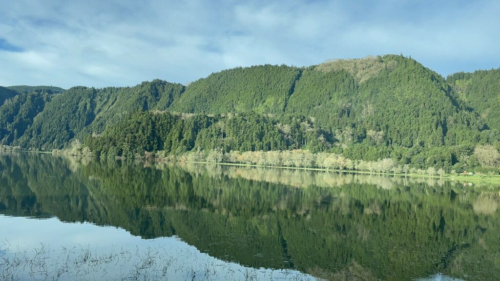 São Miguel látnivalói - Furnas-tó nyugodt vize az egyik reggel 