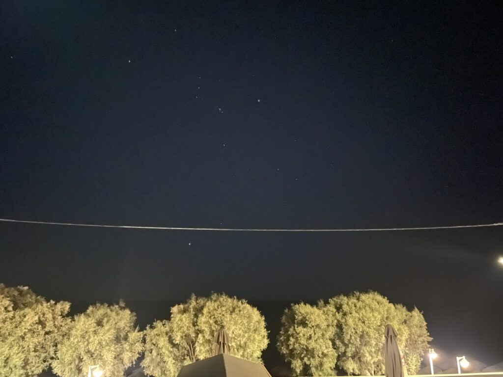 Újra Santorinin - Csillagos égbolt, fák sziluettje.